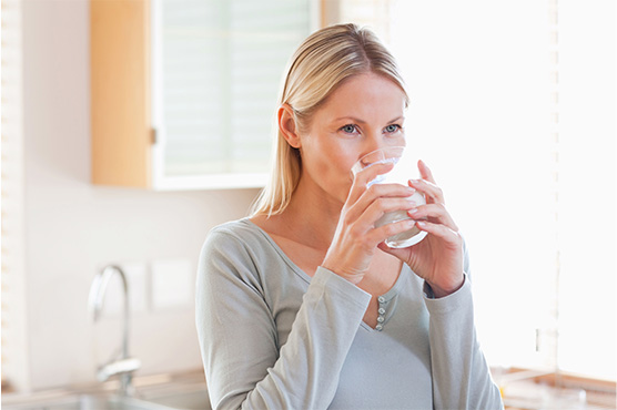 femme buvant un verre d'eau - Analyses eau